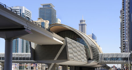 Vereinigte Arabische Emirate, Dubai, Blick auf die Metrostation und das Finanzzentrum an der Shaikh Zayed Road - LH000058