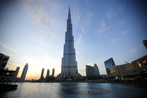 Vereinigte Arabische Emirate, Dubai, Blick auf den Turm Burj Khalifa - LH000048