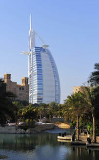 Vereinigte Arabische Emirate, Dubai, Blick auf das Burj al Arab Hotel - LH000053