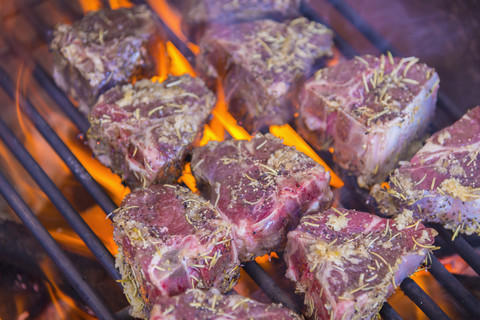 Lammkotelettsteaks beim Grillen auf heißem Grillfeuer, Nahaufnahme, lizenzfreies Stockfoto