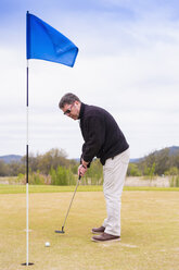 Mann spielt Golf auf dem Golfplatz, Nahaufnahme - ABAF000818