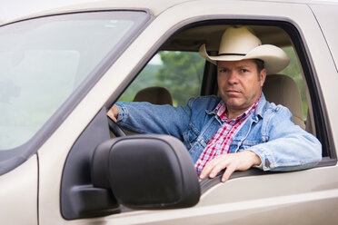 Texas, Älterer Mann mit Cowboyhut sitzt in einem Pick-up-Truck - ABAF000822