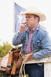 Texas, Cowboy raucht Zigarre, schaut weg - ABAF000825