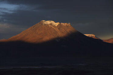 Chile, Blick auf den Vulkan Ollague - RM000598
