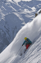 Österreich, Mann beim Skifahren auf schneebedeckten Bergen - FF001333