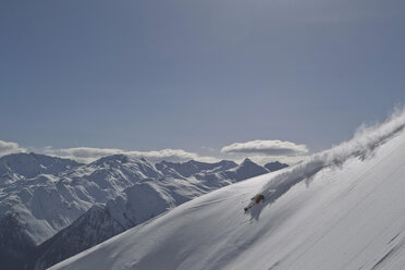 Österreich, Mann beim Skifahren auf schneebedeckten Bergen - FF001335