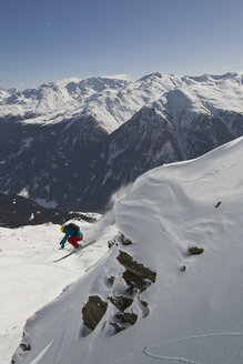 Österreich, Mann beim Skifahren auf schneebedeckten Bergen - FF001336