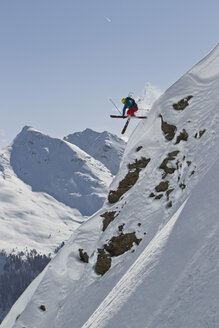 Österreich, Mann beim Skifahren auf schneebedeckten Bergen - FF001337