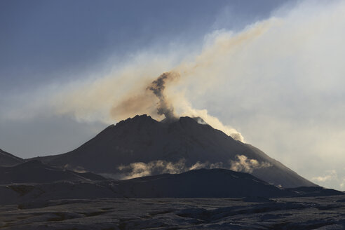 Russia, View of eruption at Bezymianny volcano - RM000531