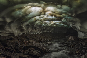 Russland, Blick auf die Eishöhle auf Kamtschatka - RM000513