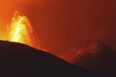 Kongo, Blick auf den Lavaausbruch des Vulkans Nyamuragira - RM000537