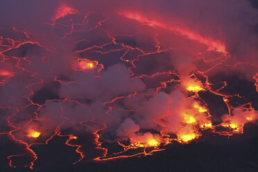 Afrika, Kongo, Blick auf die Lava des Vulkans Nyiragongo - RM000546