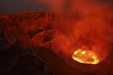 Afrika, Kongo, Blick auf die Lava des Vulkans Nyiragongo - RM000550