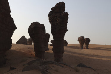 Afrika, Tschad, Blick auf eine Felsformation im Ennedi-Gebirge - RM000562