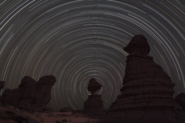 Afrika, Tschad, Blick auf den Sternenweg und die Felsformation im Ennedi-Gebirge - RM000564