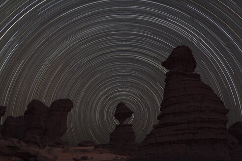 Africa, Chad, View of star trail and rock formation at Ennedi range - RM000564