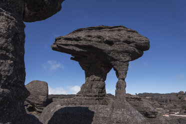 Venezuela, Blick auf erodierte Felsen am Roraima Tepui - RM000583