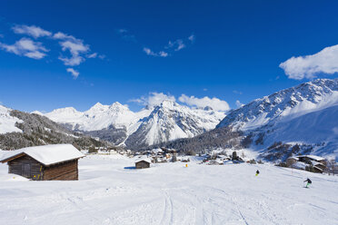 Schweiz, Blick auf die schneebedeckten Berge bei Arosa - WDF001689