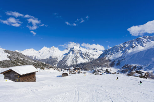 Schweiz, Blick auf die schneebedeckten Berge bei Arosa - WDF001689