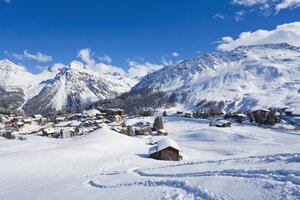 Schweiz, Blick auf die schneebedeckten Berge bei Arosa - WDF001731