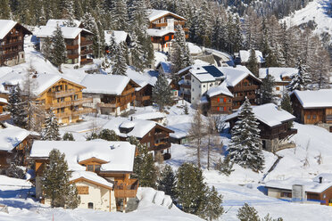 Switzerland,Arosa, view of chalet houses in snow - WDF001691