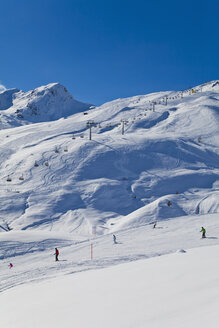 Schweiz, Carmenna, Menschen beim Skifahren im Schnee, Sessellift im Hintergrund - WD001693