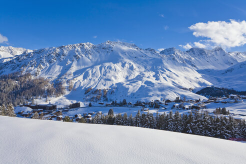 Schweiz, Blick auf die schneebedeckten Berge bei Arosa - WDF001695