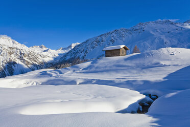 Switzerland, View of hut in snow - WDF001696