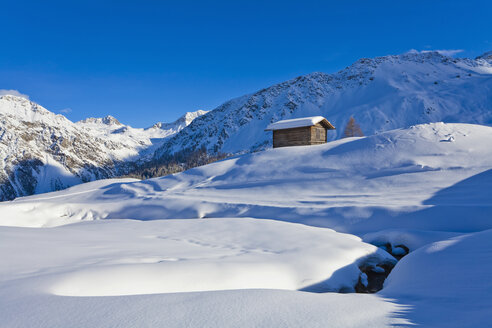 Schweiz, Blick auf Hütte im Schnee - WDF001696