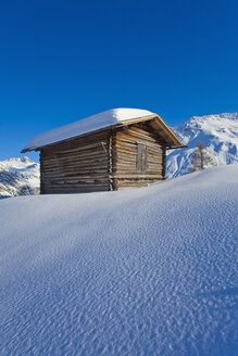Schweiz, Blick auf Hütte im Schnee - WDF001697