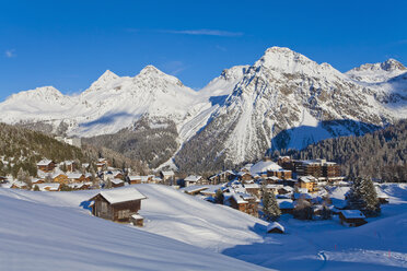 Schweiz, Arosa, Blick auf Chalet-Häuser im Schnee - WDF001698