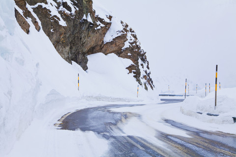 Schweiz, Blick auf schneebedeckte Straße, lizenzfreies Stockfoto