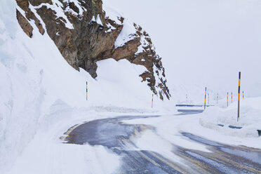 Schweiz, Blick auf schneebedeckte Straße - WDF001736