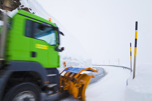 Schweiz, Unscharfer Lastwagen räumt Schnee auf der Straße - WDF001702