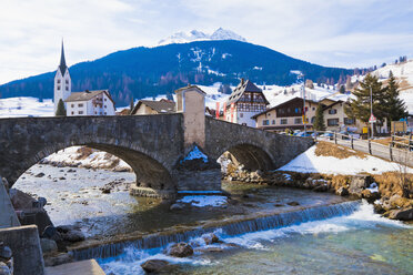 Schweiz, Savognin, Ansicht der Steinbrücke über die Julia - WDF001710