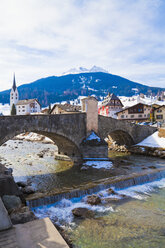 Schweiz, Savognin, Ansicht der Steinbrücke über die Julia - WDF001723