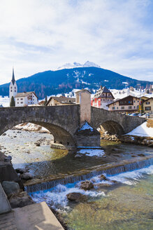 Schweiz, Savognin, Ansicht der Steinbrücke über die Julia - WDF001723