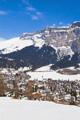 Schweiz, Flims, Blick auf Chalet-Häuser im Winter - WDF001724