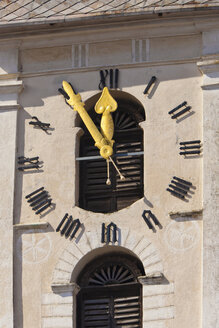 Schweiz, Laax, Ansicht der Pfarrkirche mit Uhr - WDF001730