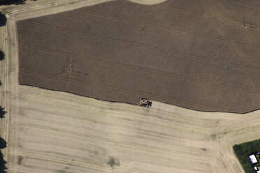 Deutschland, Blick auf eine Erntemaschine auf einem Feld bei Hartenholm - FB000007