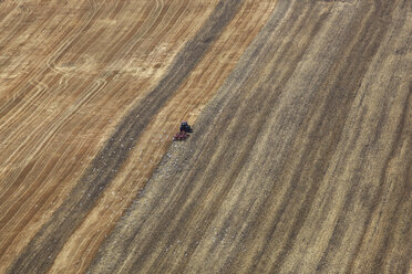 Deutschland, Blick auf eine Erntemaschine auf einem Feld bei Hartenholm - FB000011
