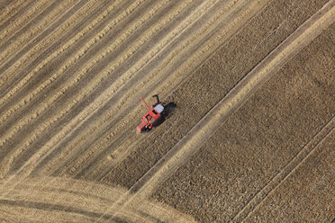 Deutschland, Blick auf eine Erntemaschine auf einem Feld bei Hartenholm - FB000014