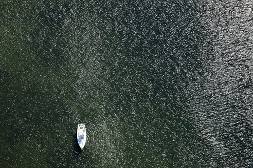 Deutschland, Blick auf ein Segelboot auf der Ostseeküste - FB000016