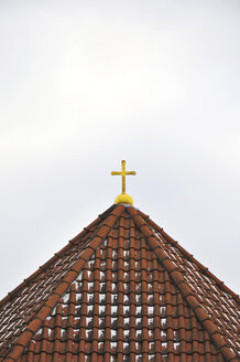 Deutschland, Bayern, Blick auf goldenes Kreuz auf Kirchendach - AXF000440