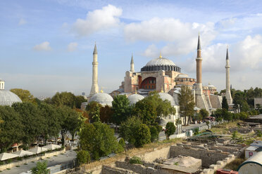 Türkei, Istanbul, Blick auf die Hagia Sophia mit archäologischem Park - LH000064