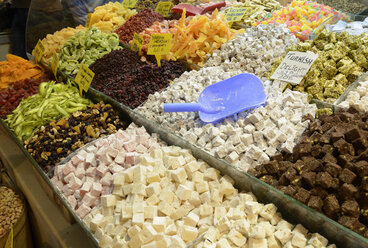 Türkei, Istanbul, Traditionelle Köstlichkeiten auf dem Markt - LH000074