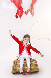 Porträt eines lächelnden Mädchens mit einem Bündel Luftballons - KFF000001