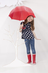 Porträt eines lächelnden Mädchens mit Regenschirm - KFF000036