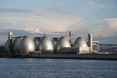 Deutschland, Hamburg, Industrietanks im Hafen - FB000032