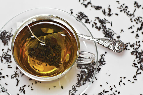 Tasse schwarzer Tee mit Teebeutel, Nahaufnahme - SARF000011